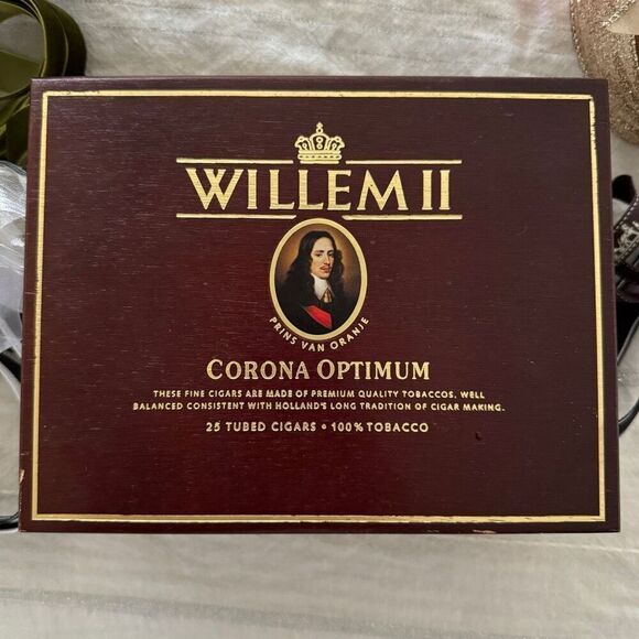 Ribbon bundle in an empty cigar box - Picture 2 of 5